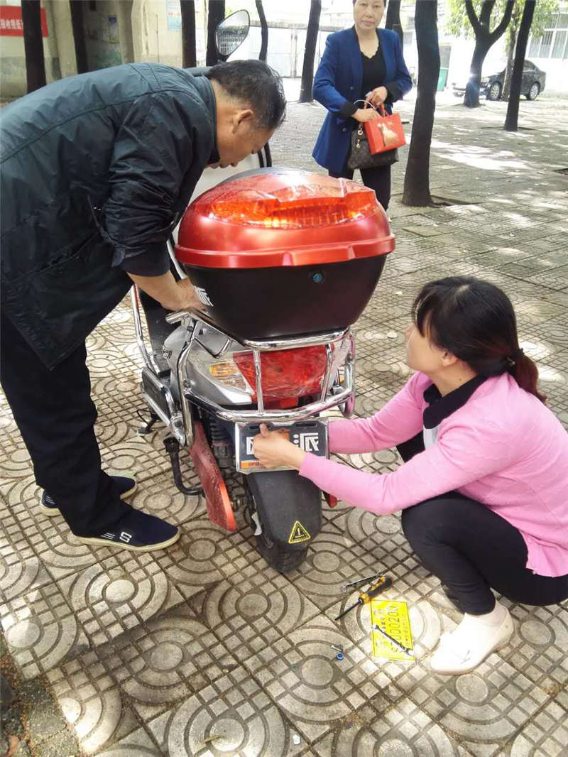 為客戶(hù)安裝防盜備案號(hào)牌.jpg